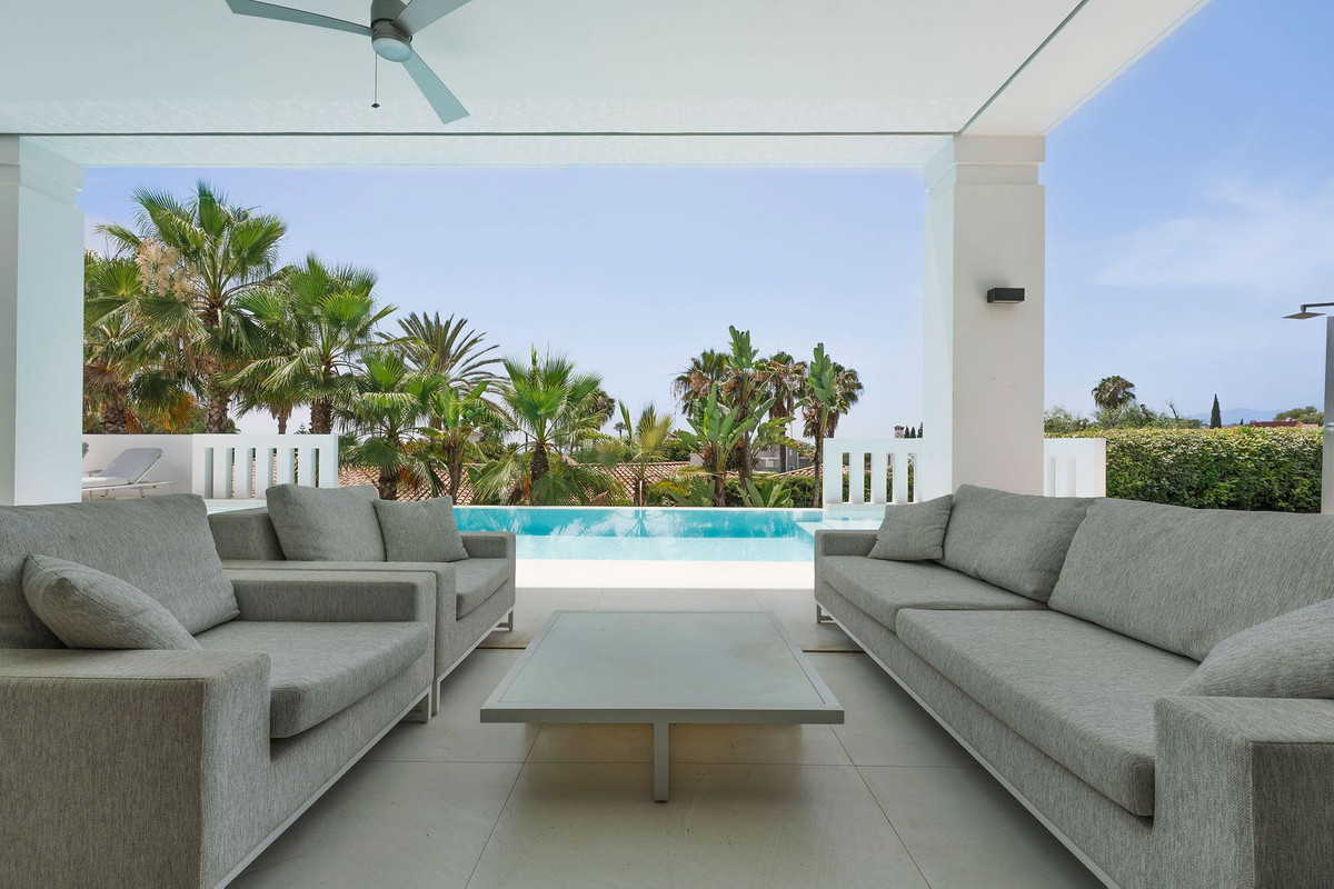 5 Bed Townhouse for sale in Nagüeles Costa Del Sol, Málaga, Spain
