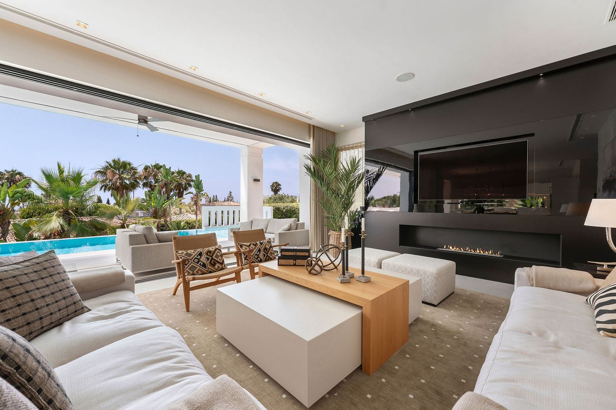 5 Bed Townhouse for sale in Nagüeles Costa Del Sol, Málaga, Spain