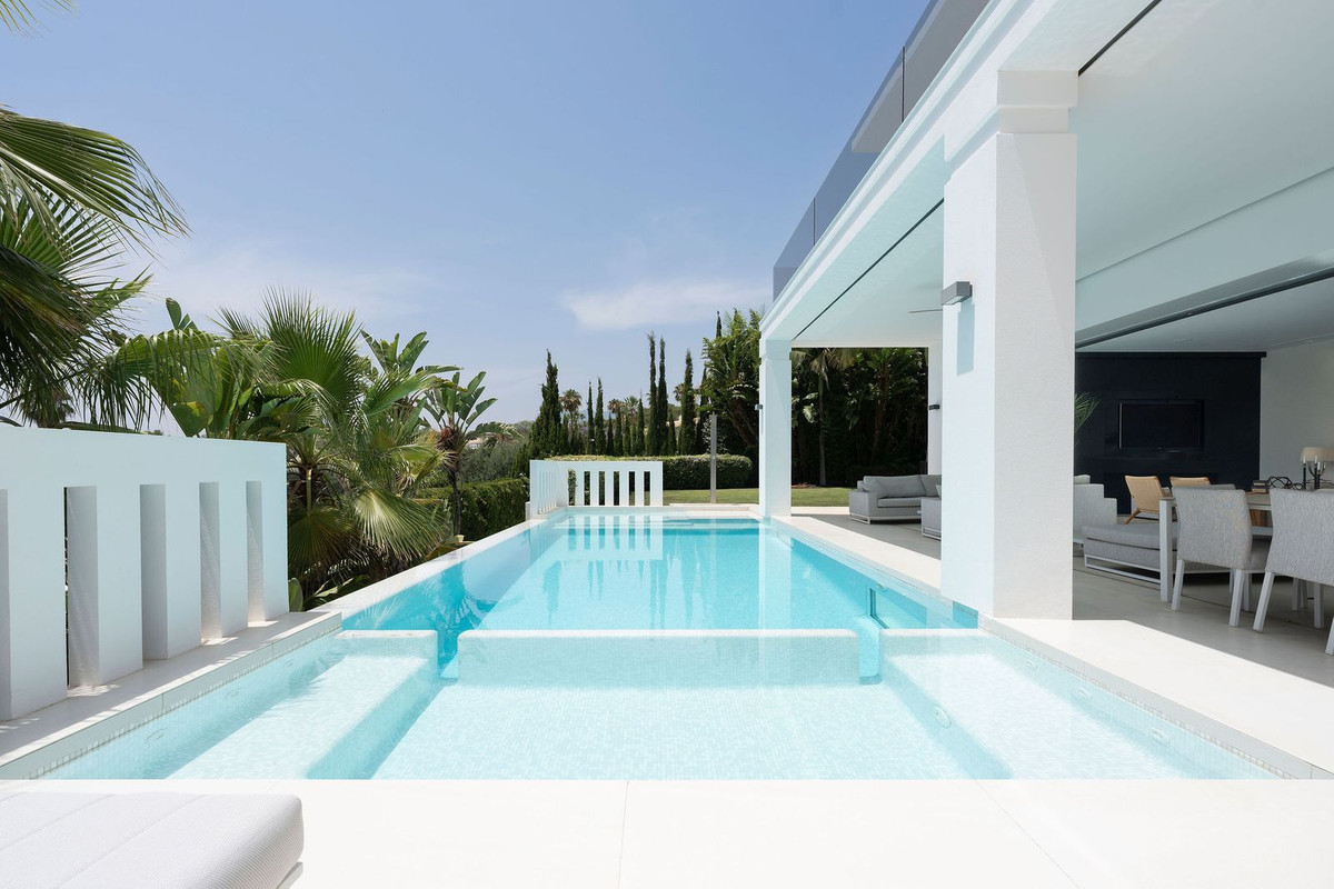 5 Bed Townhouse for sale in Nagüeles Costa Del Sol, Málaga, Spain