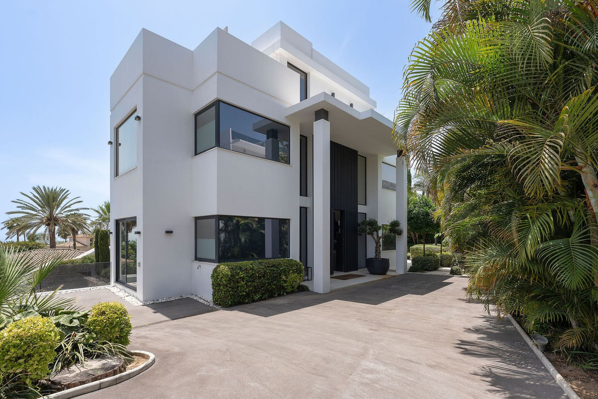 5 Bed Townhouse for sale in Nagüeles Costa Del Sol, Málaga, Spain