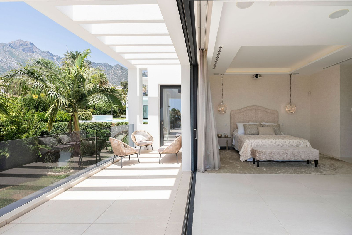 5 Bed Townhouse for sale in Nagüeles Costa Del Sol, Málaga, Spain