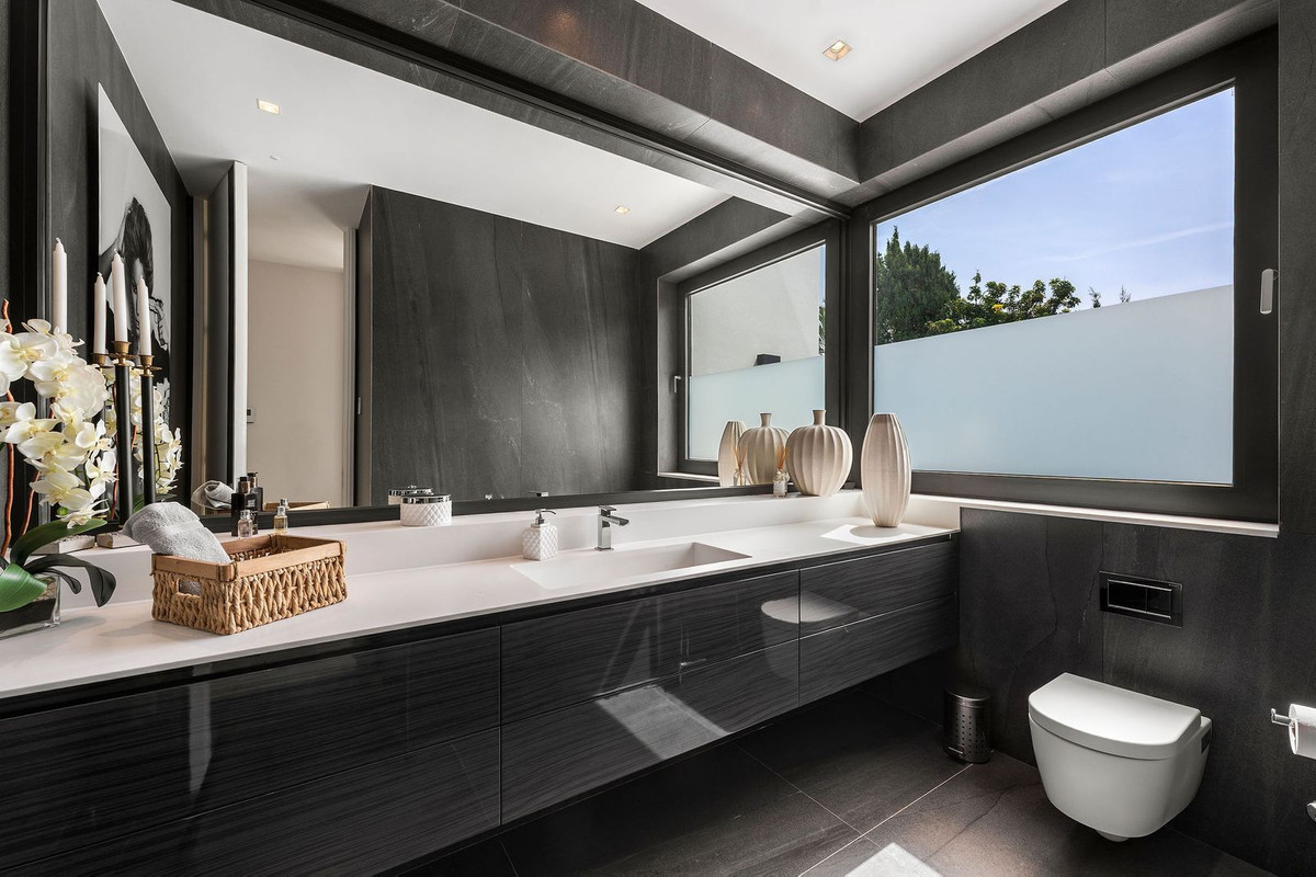 5 Bed Townhouse for sale in Nagüeles Costa Del Sol, Málaga, Spain