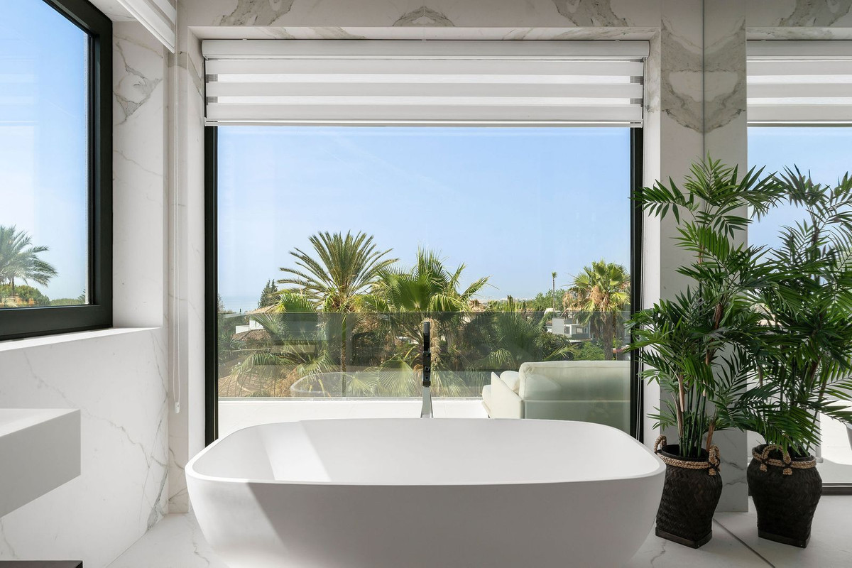 5 Bed Townhouse for sale in Nagüeles Costa Del Sol, Málaga, Spain