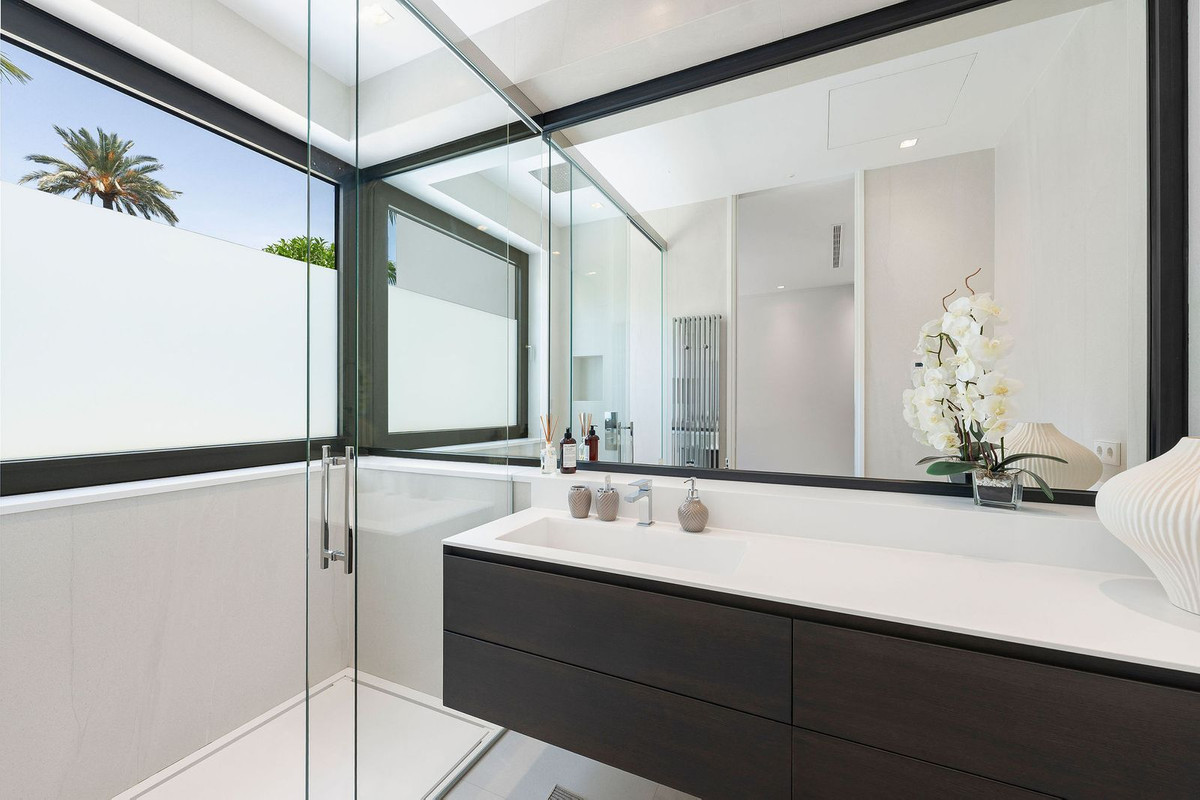 5 Bed Townhouse for sale in Nagüeles Costa Del Sol, Málaga, Spain