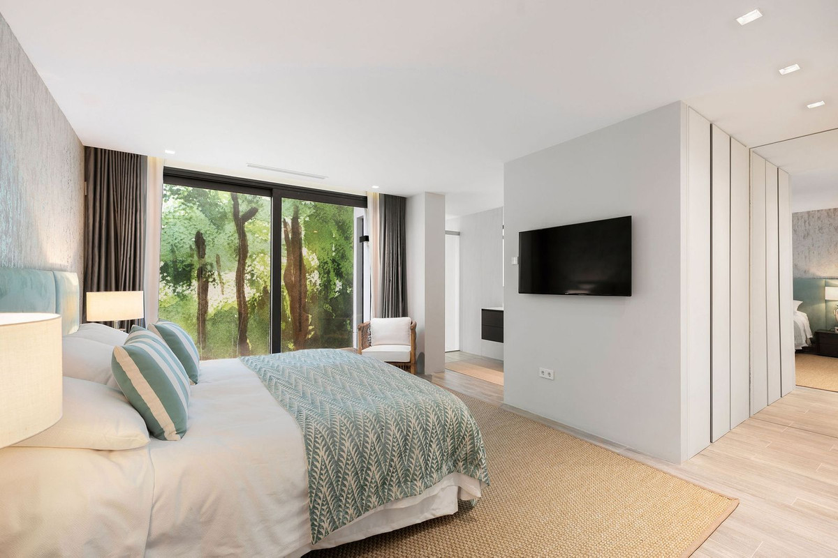 5 Bed Townhouse for sale in Nagüeles Costa Del Sol, Málaga, Spain