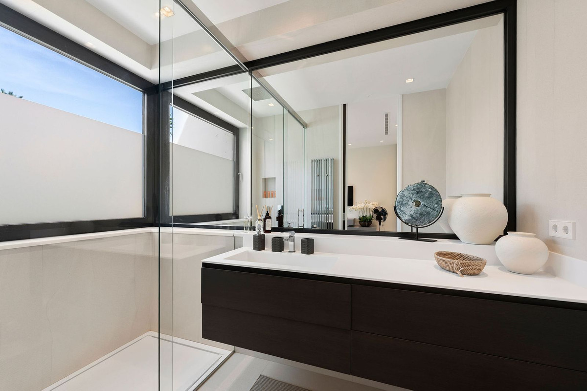 5 Bed Townhouse for sale in Nagüeles Costa Del Sol, Málaga, Spain
