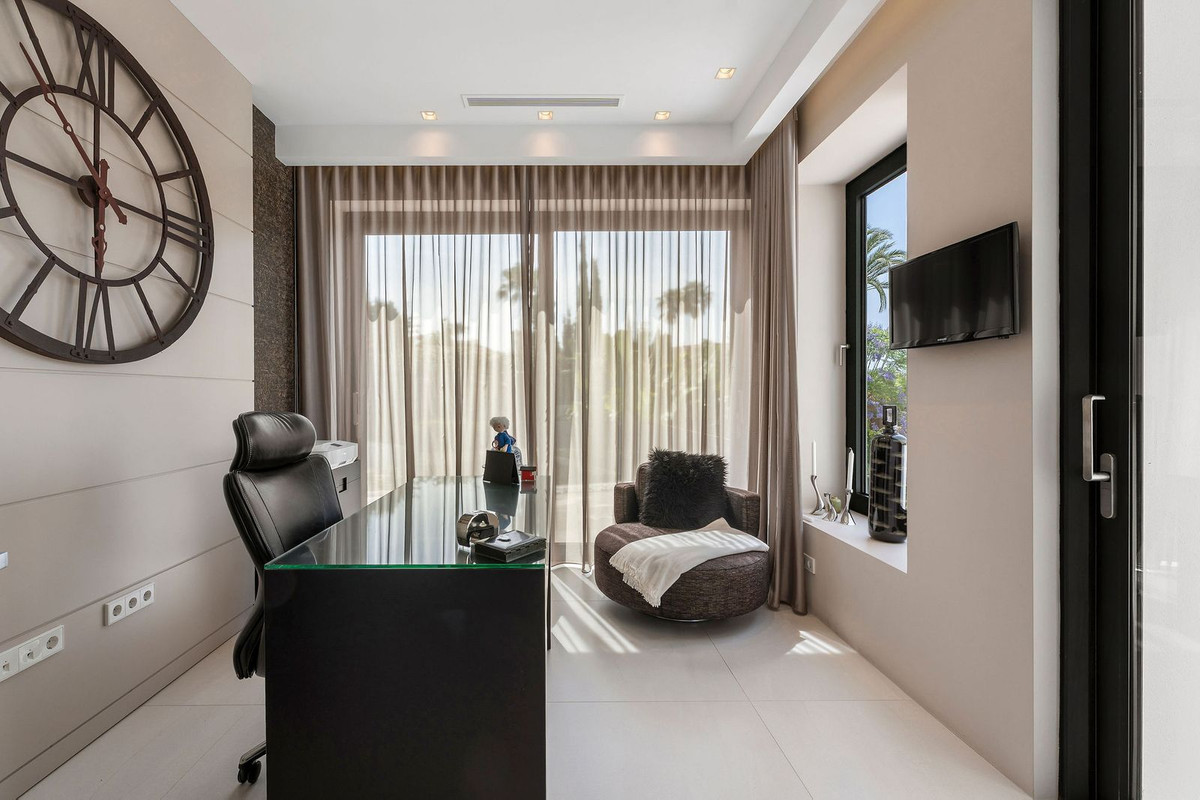 5 Bed Townhouse for sale in Nagüeles Costa Del Sol, Málaga, Spain