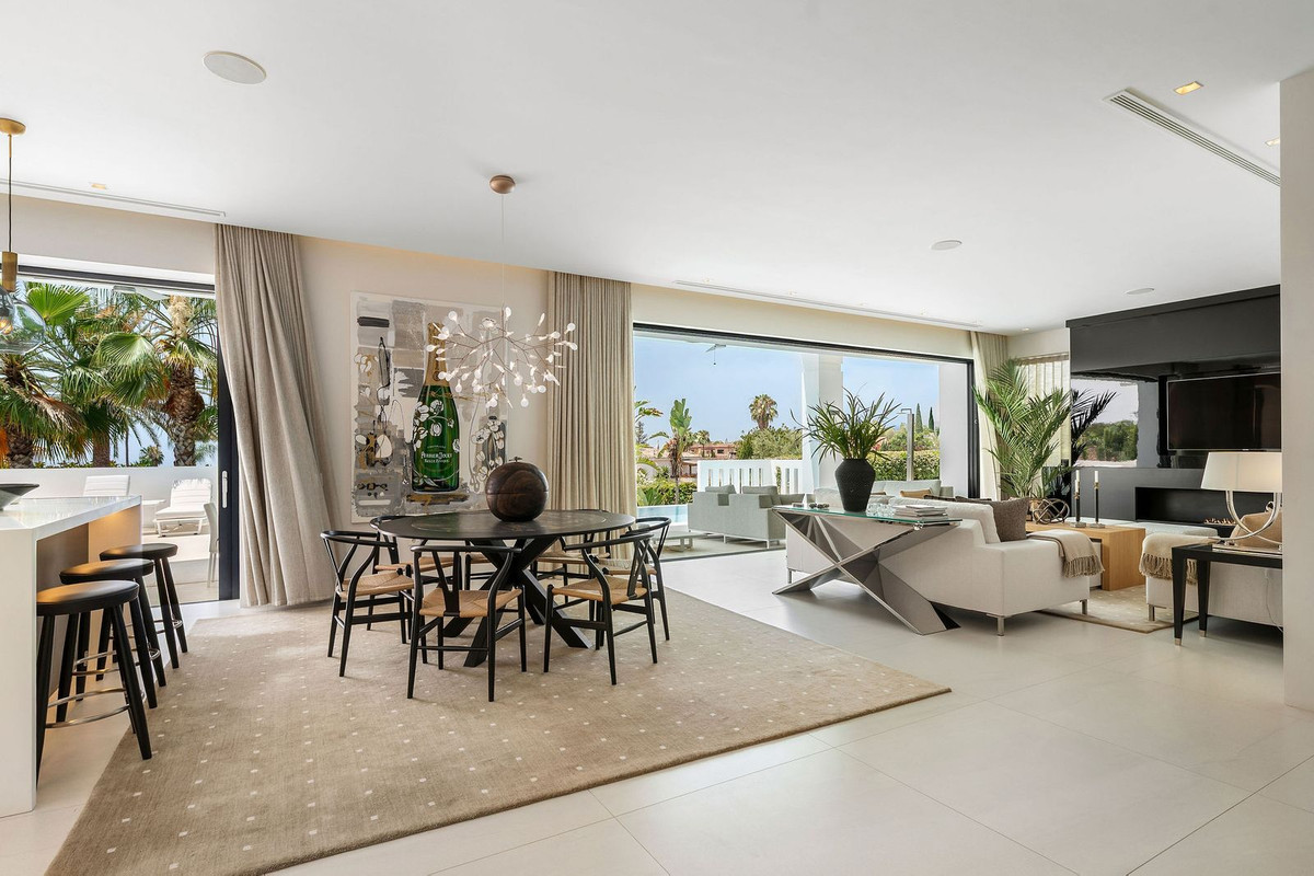 5 Bed Townhouse for sale in Nagüeles Costa Del Sol, Málaga, Spain