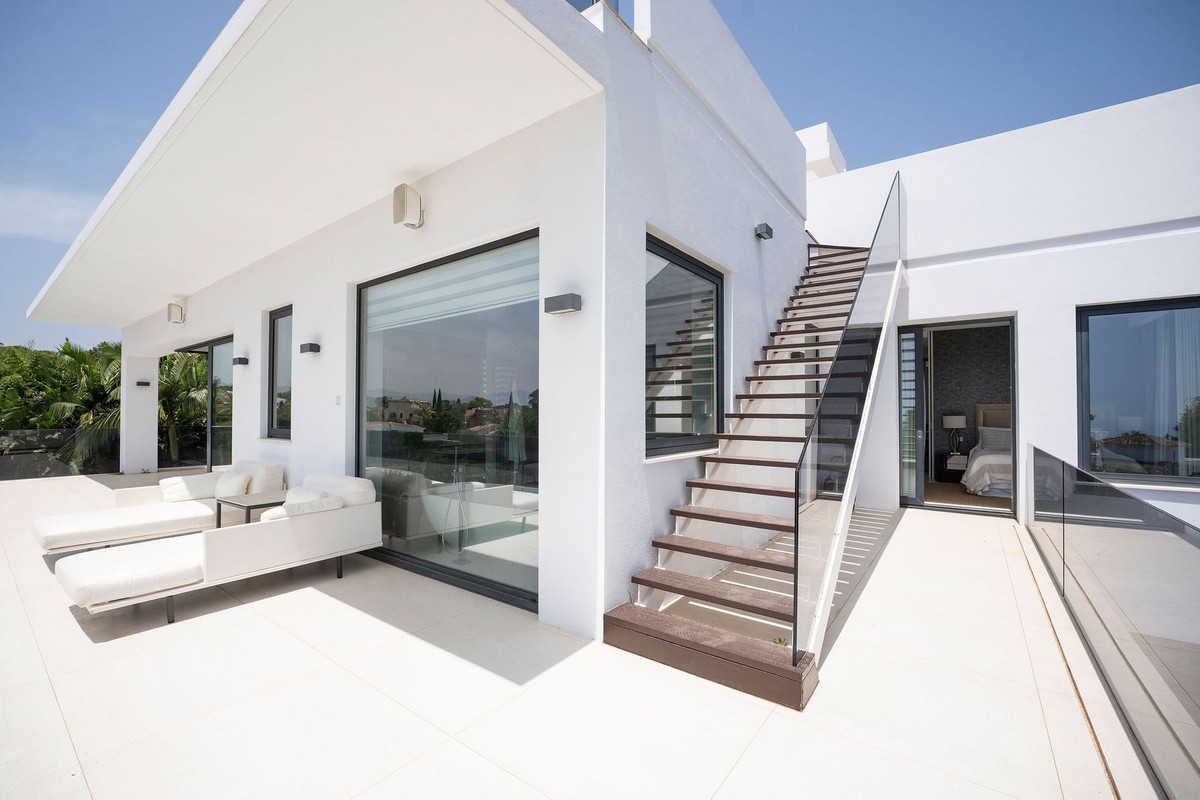 5 Bed Townhouse for sale in Nagüeles Costa Del Sol, Málaga, Spain