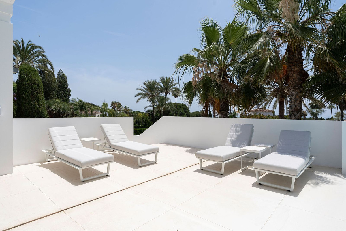5 Bed Townhouse for sale in Nagüeles Costa Del Sol, Málaga, Spain