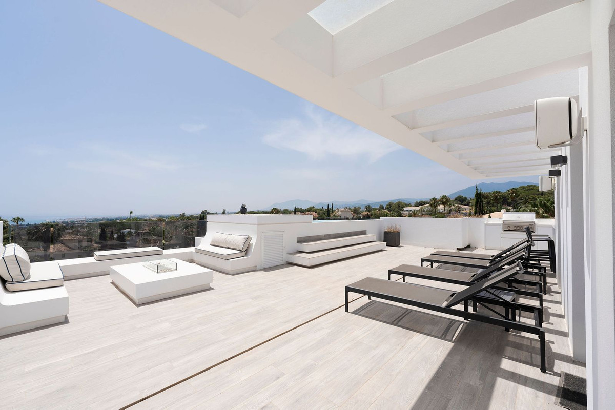 5 Bed Townhouse for sale in Nagüeles Costa Del Sol, Málaga, Spain