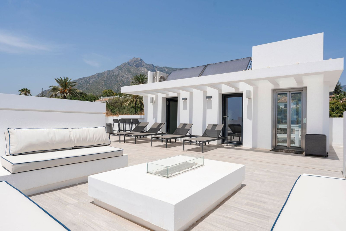 5 Bed Townhouse for sale in Nagüeles Costa Del Sol, Málaga, Spain