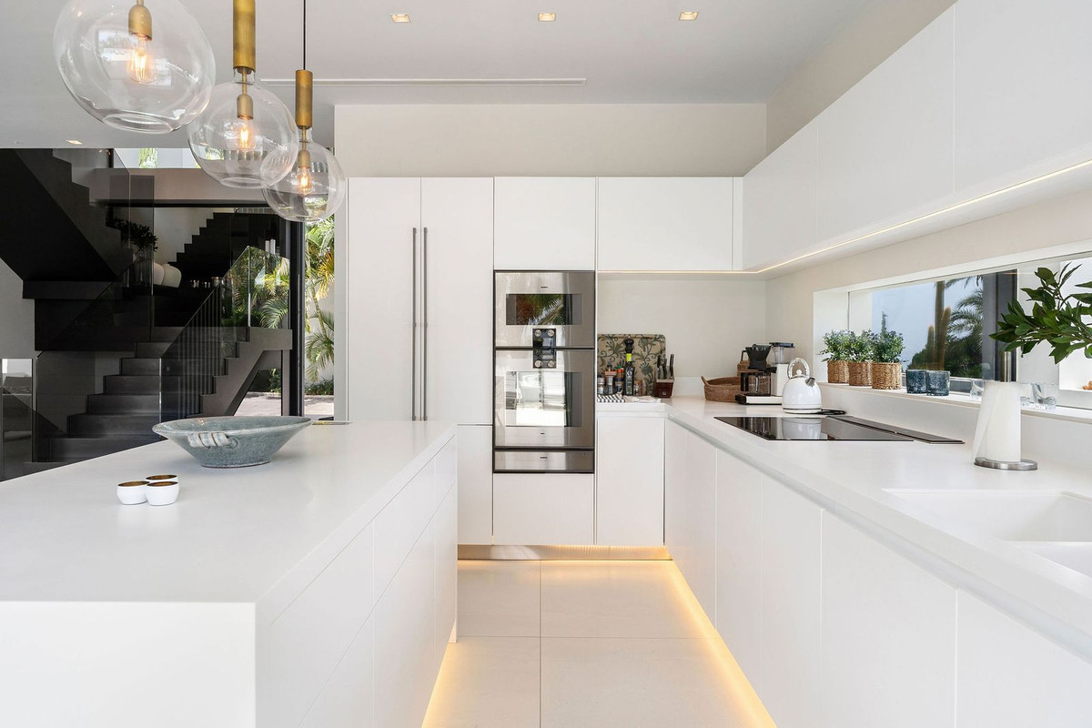 5 Bed Townhouse for sale in Nagüeles Costa Del Sol, Málaga, Spain