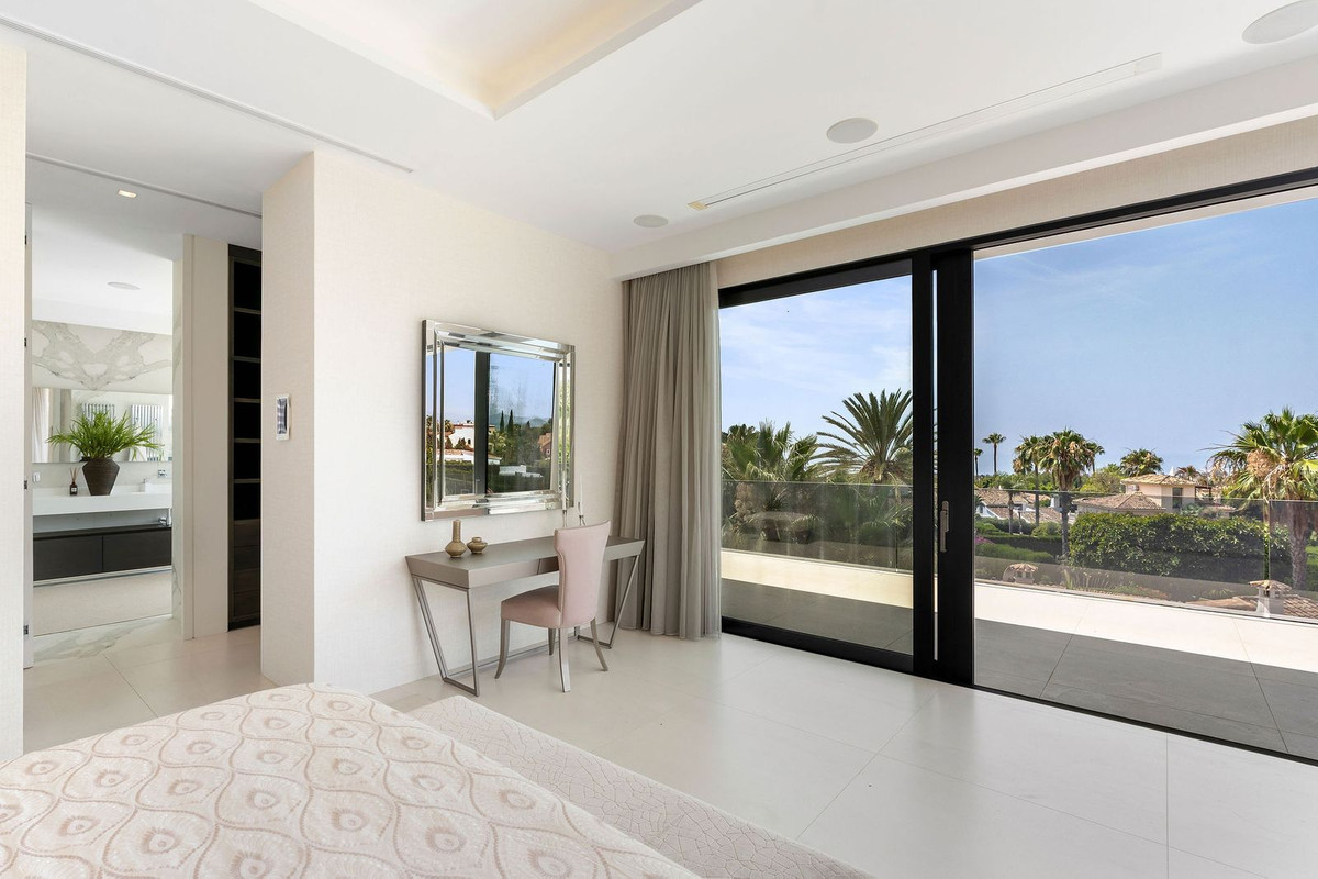 5 Bed Townhouse for sale in Nagüeles Costa Del Sol, Málaga, Spain