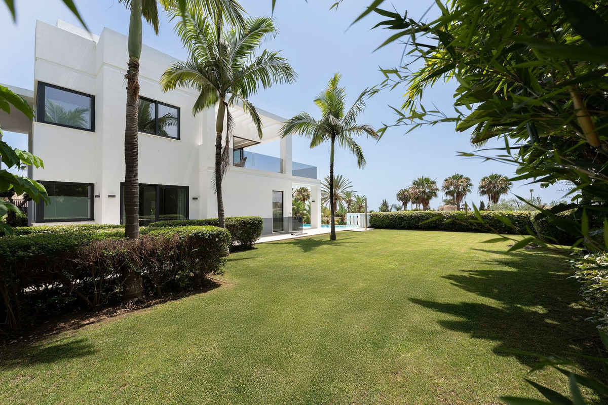 5 Bed Townhouse for sale in Nagüeles Costa Del Sol, Málaga, Spain