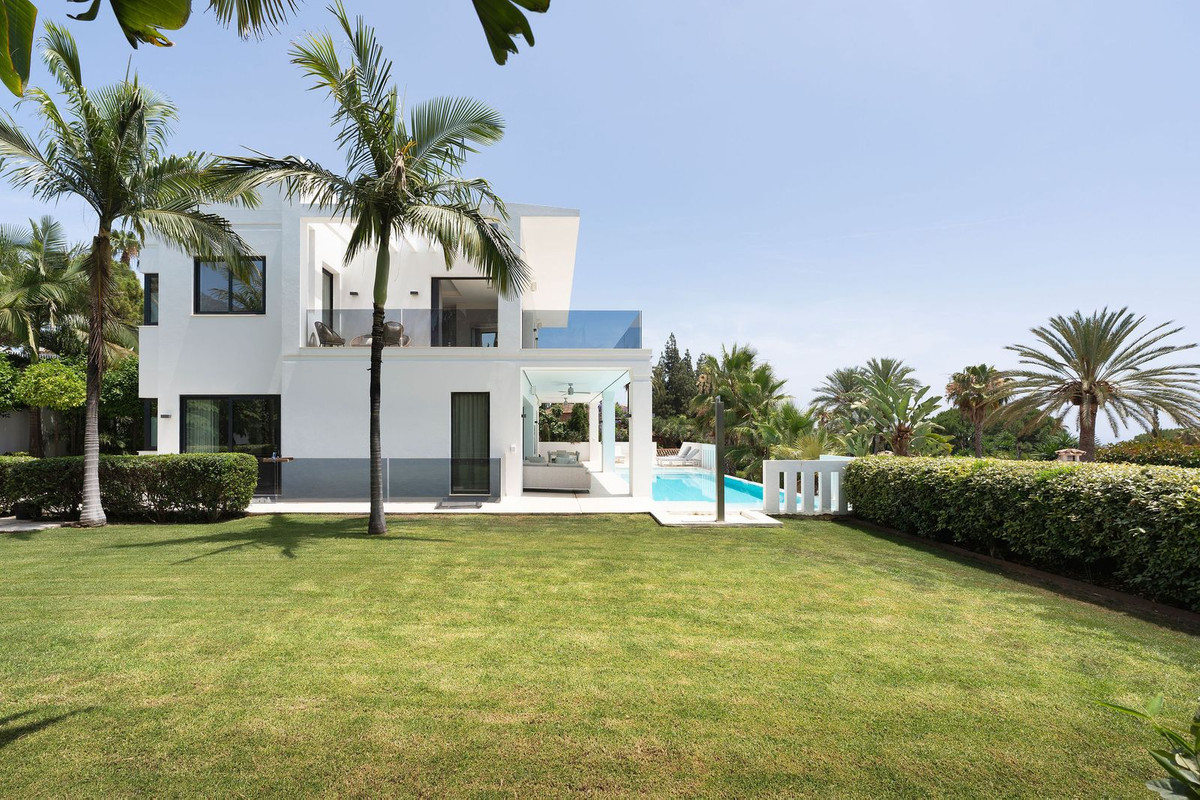 5 Bed Townhouse for sale in Nagüeles Costa Del Sol, Málaga, Spain