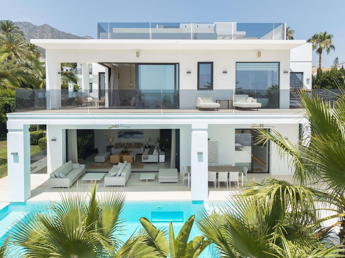 5 Bed Townhouse for sale in Nagüeles Costa Del Sol, Málaga, Spain