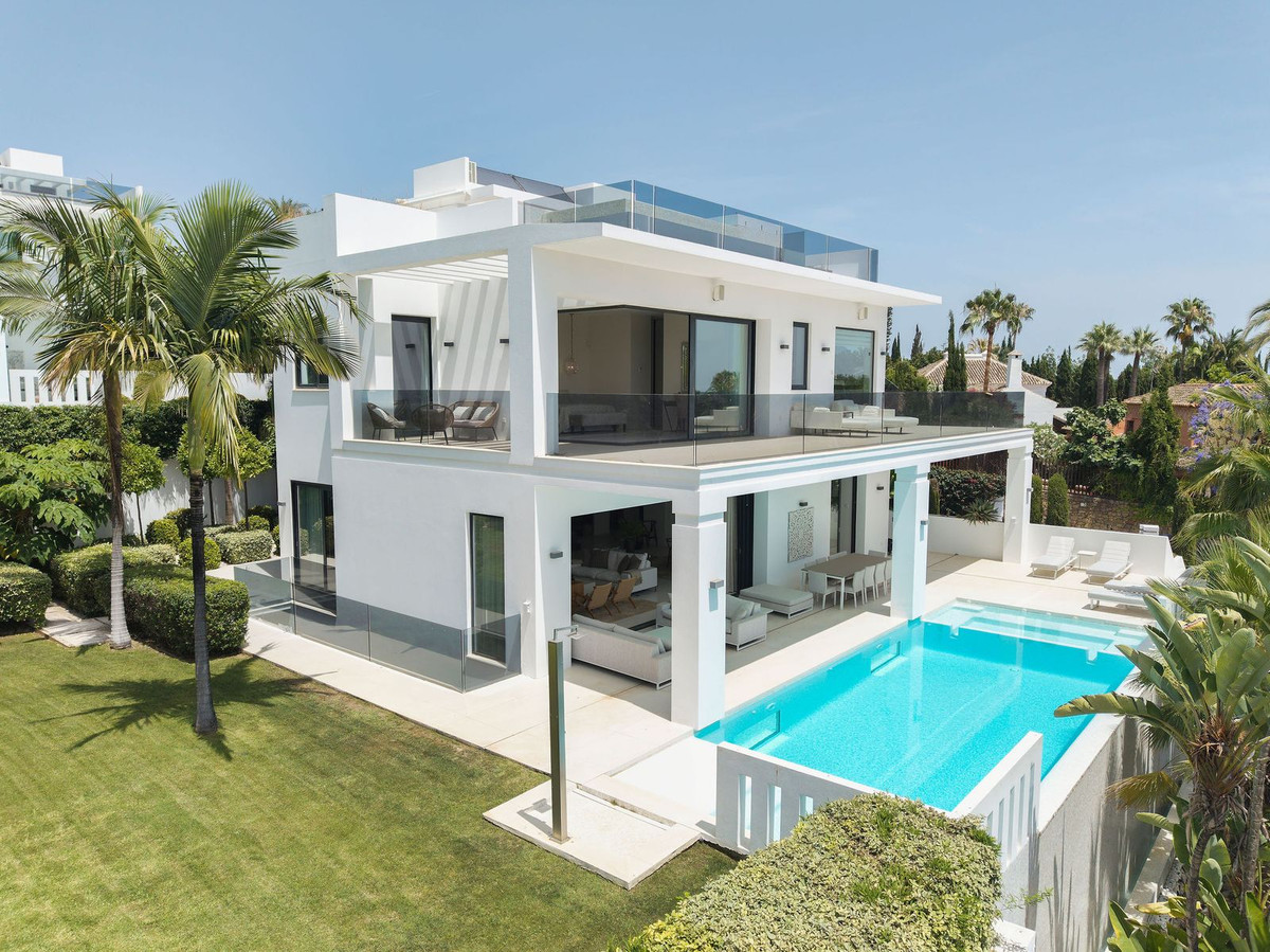 5 Bed Townhouse for sale in Nagüeles Costa Del Sol, Málaga, Spain