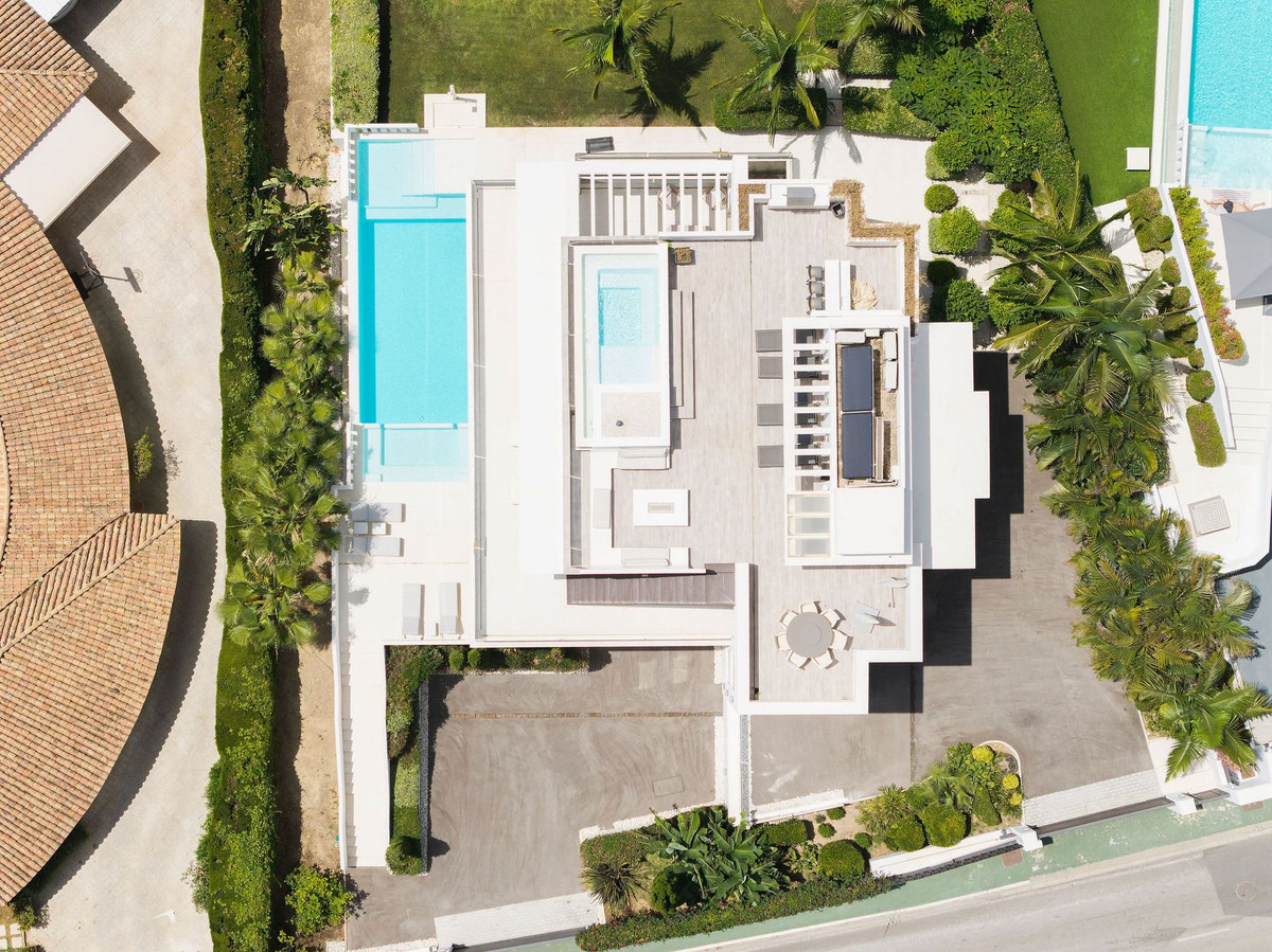 5 Bed Townhouse for sale in Nagüeles Costa Del Sol, Málaga, Spain