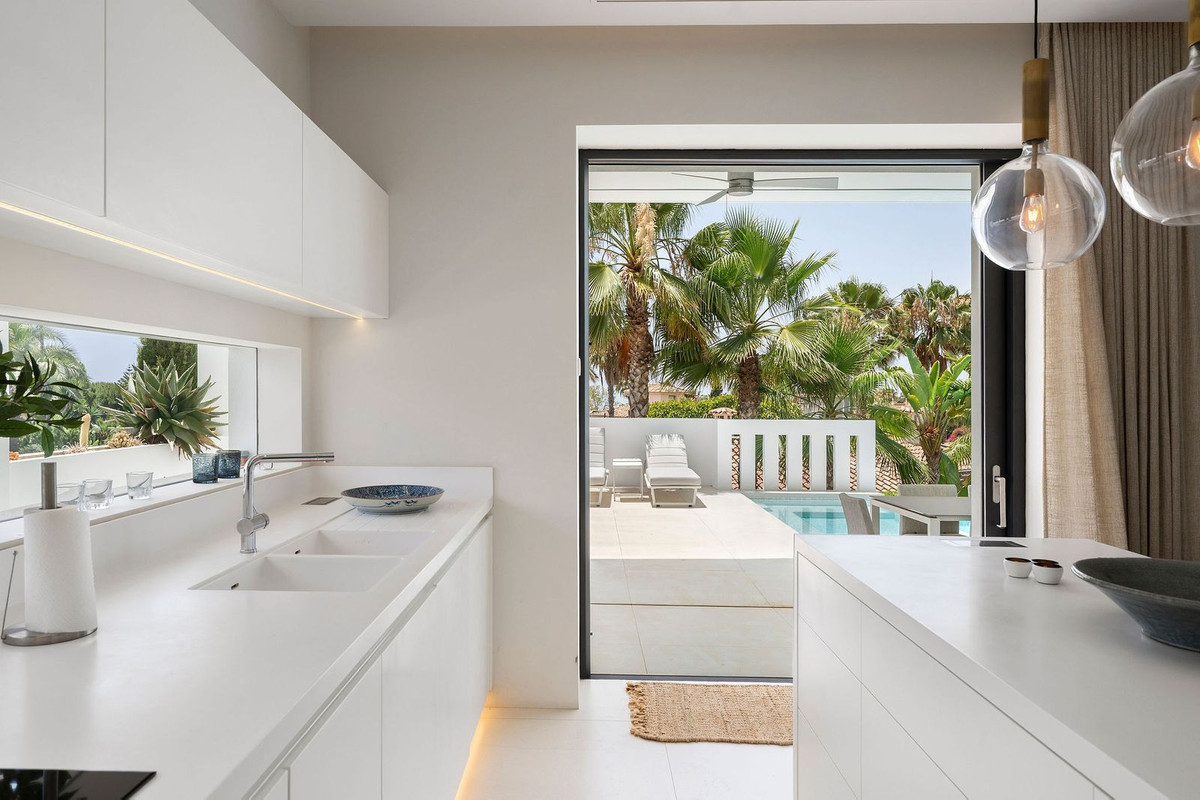 5 Bed Townhouse for sale in Nagüeles Costa Del Sol, Málaga, Spain