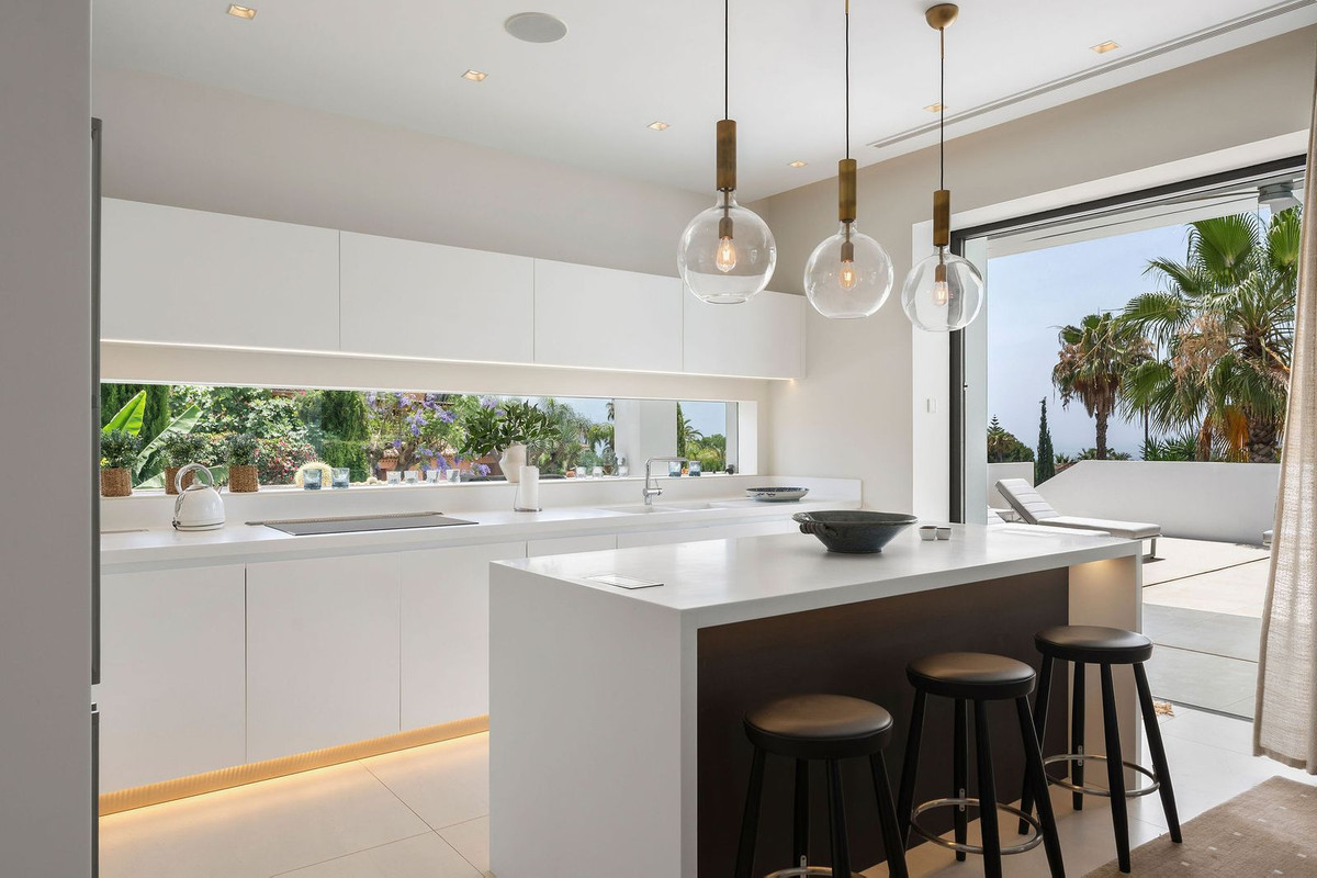 5 Bed Townhouse for sale in Nagüeles Costa Del Sol, Málaga, Spain