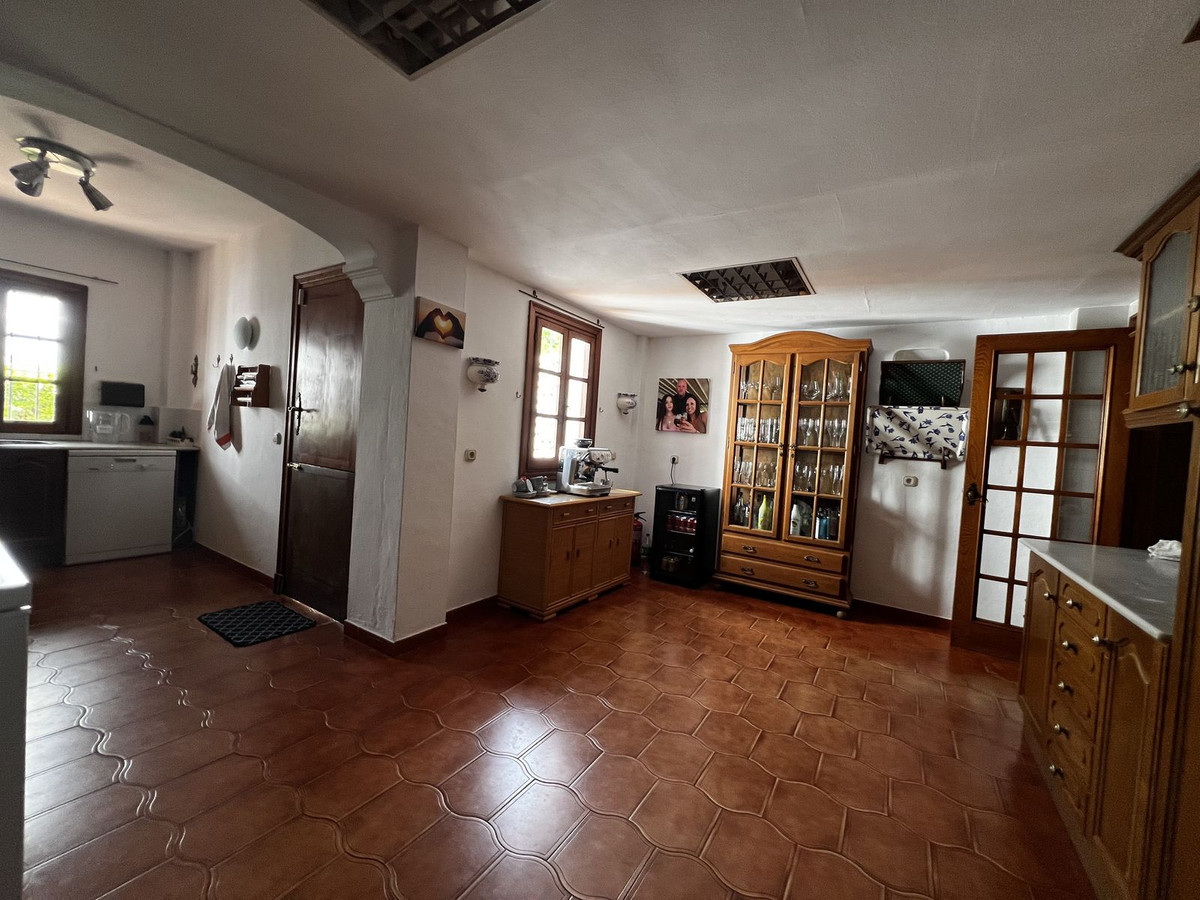 5 Bed Townhouse for sale in Estepona Costa Del Sol, Málaga, Spain