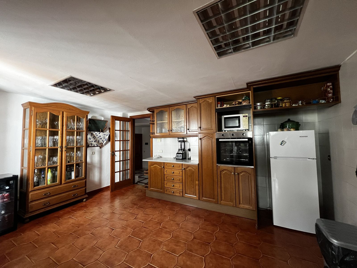 5 Bed Townhouse for sale in Estepona Costa Del Sol, Málaga, Spain