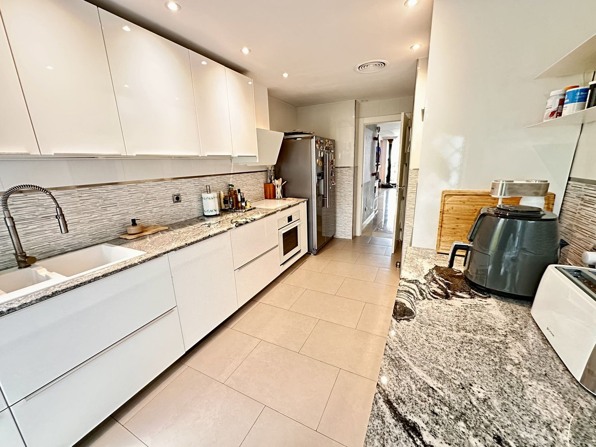 3 Bed Apartment for sale in Benahavís Costa Del Sol, Málaga, Spain