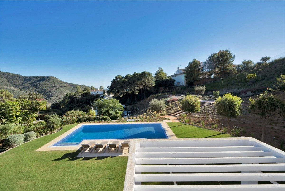 4 Bed Townhouse for sale in Benahavís Costa Del Sol, Málaga, Spain
