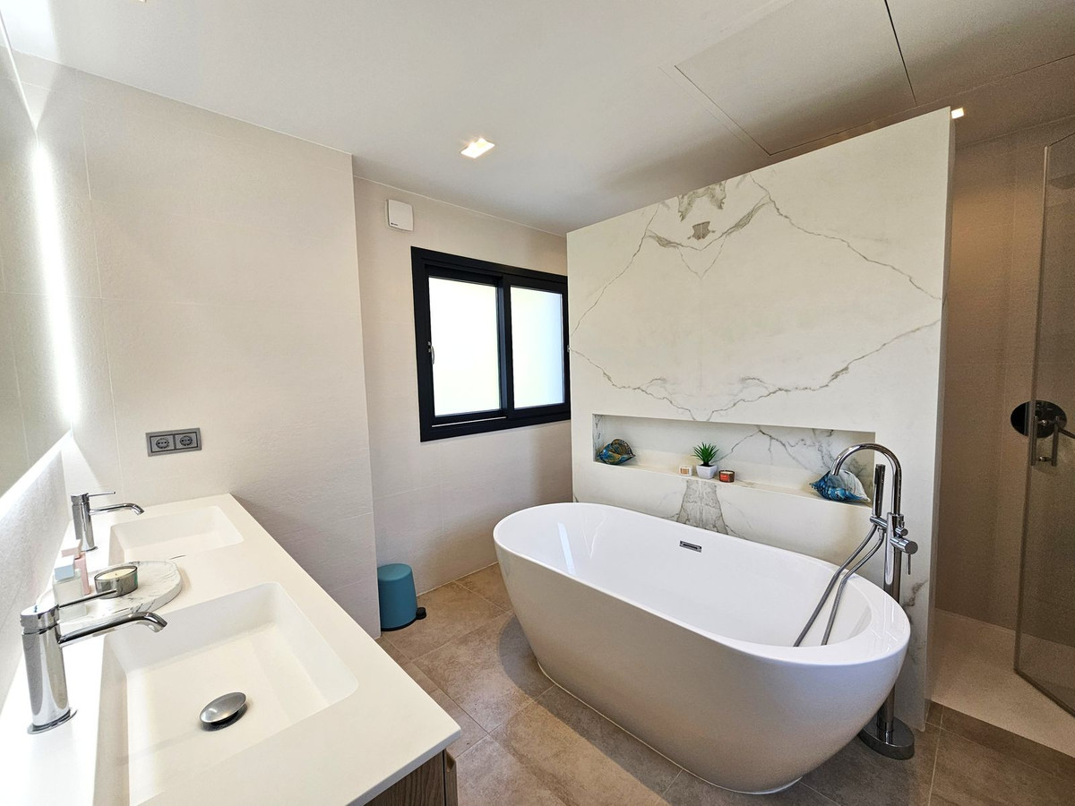 4 Bed Townhouse for sale in Benahavís Costa Del Sol, Málaga, Spain