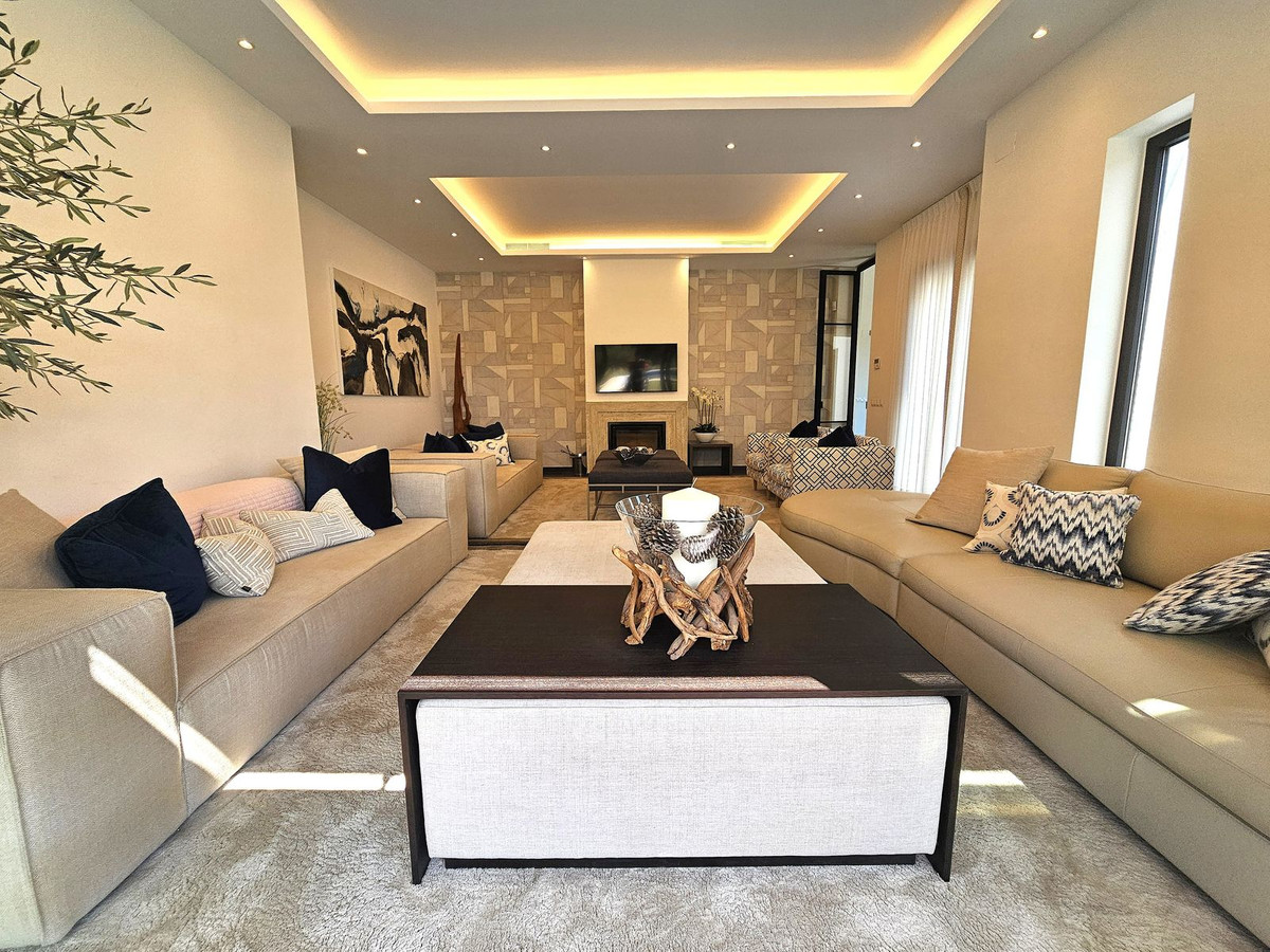 4 Bed Townhouse for sale in Benahavís Costa Del Sol, Málaga, Spain
