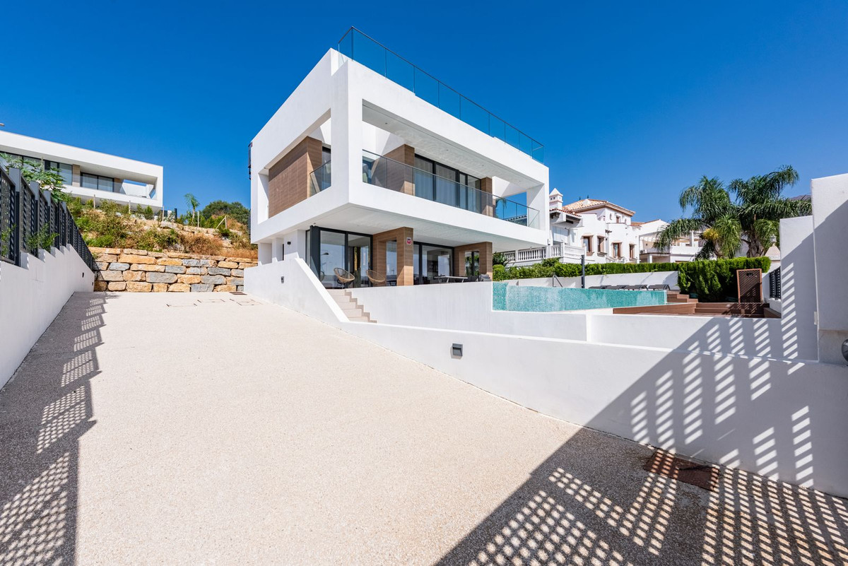 3 Bed Townhouse for sale in Estepona Costa Del Sol, Málaga, Spain