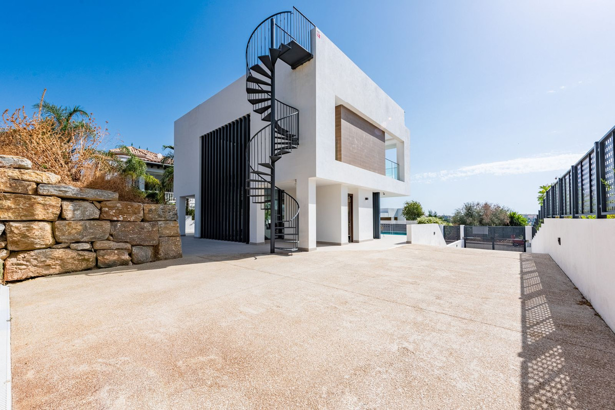 3 Bed Townhouse for sale in Estepona Costa Del Sol, Málaga, Spain