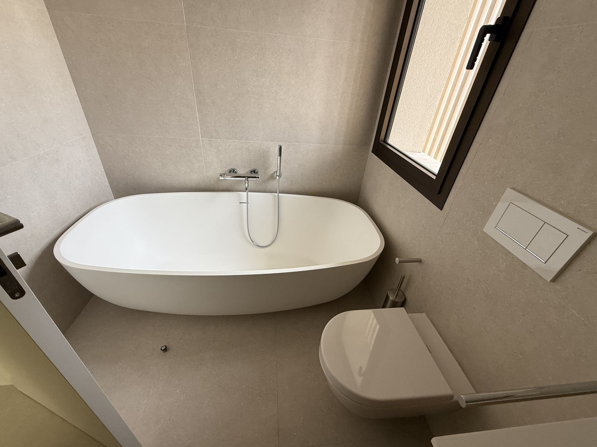 4 Bed Apartment for sale in La Quinta Costa Del Sol, Málaga, Spain