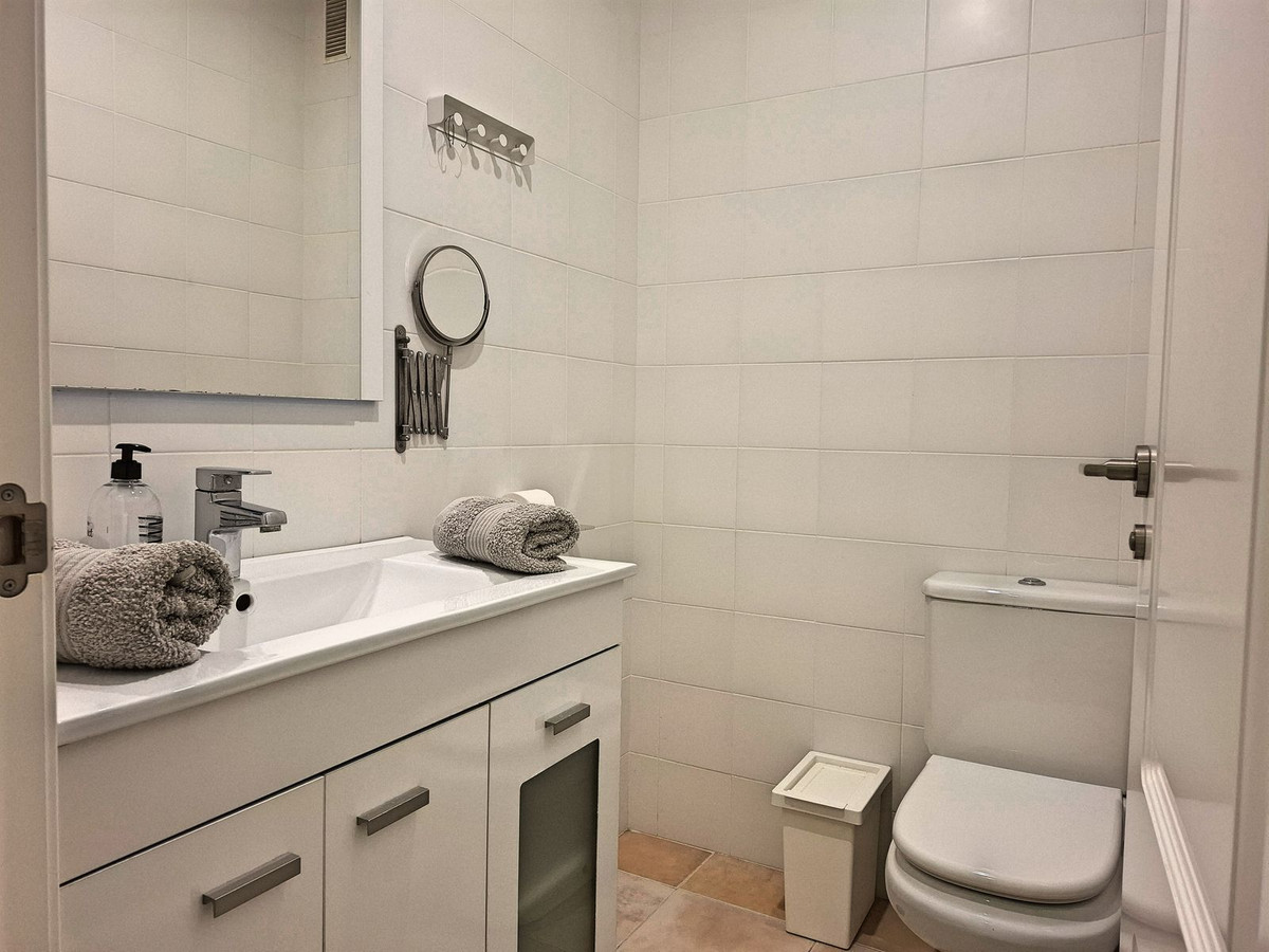 Se vende Apartamento Planta Media de 2 dormitorios en Costa Del Sol, Málaga, España