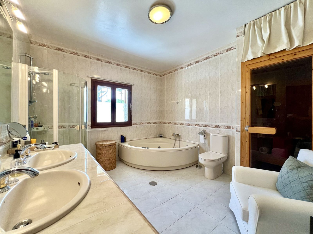 Se vende Villa - Chalet de 4 dormitorios en Costa Del Sol, Málaga, España