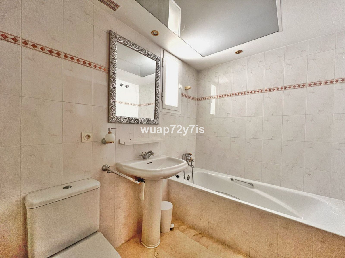 Se vende Pareada de 5 dormitorios en Costa Del Sol, Málaga, España