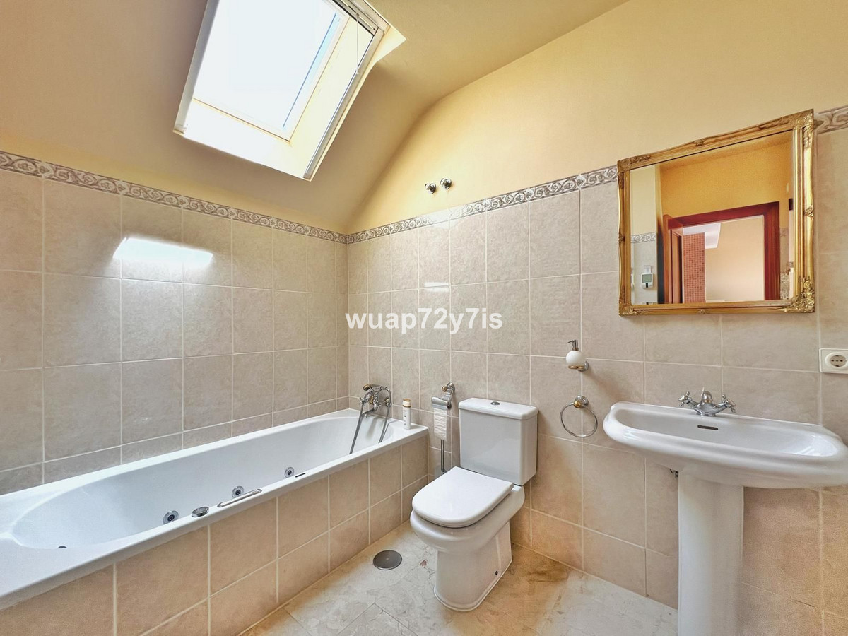 Se vende Pareada de 5 dormitorios en Costa Del Sol, Málaga, España