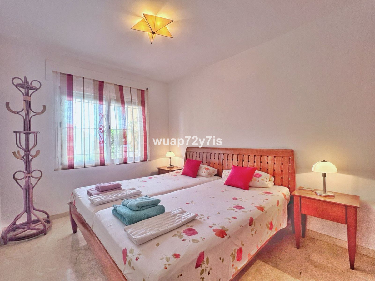 Se vende Pareada de 5 dormitorios en Costa Del Sol, Málaga, España