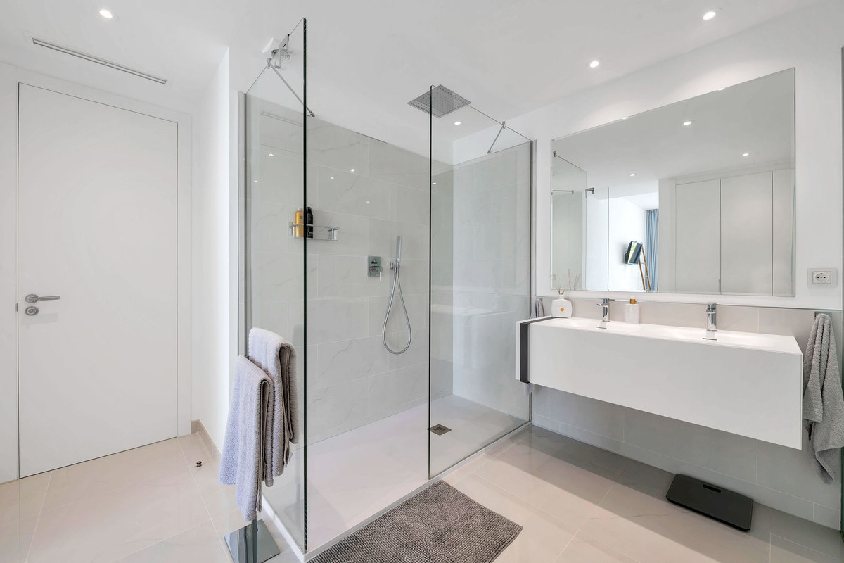 Se vende Apartamento Planta Media de 2 dormitorios en Costa Del Sol, Málaga, España
