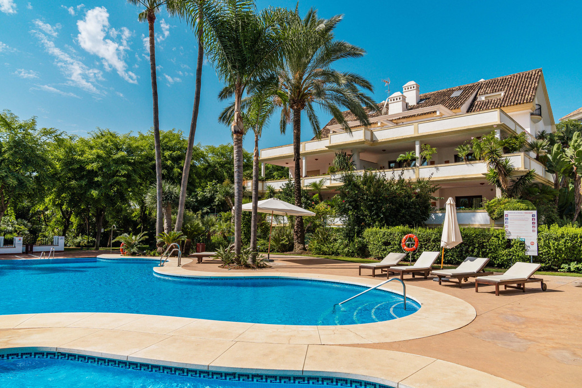 3 Bed Apartment for sale in The Golden Mile Costa Del Sol, Málaga, Spain