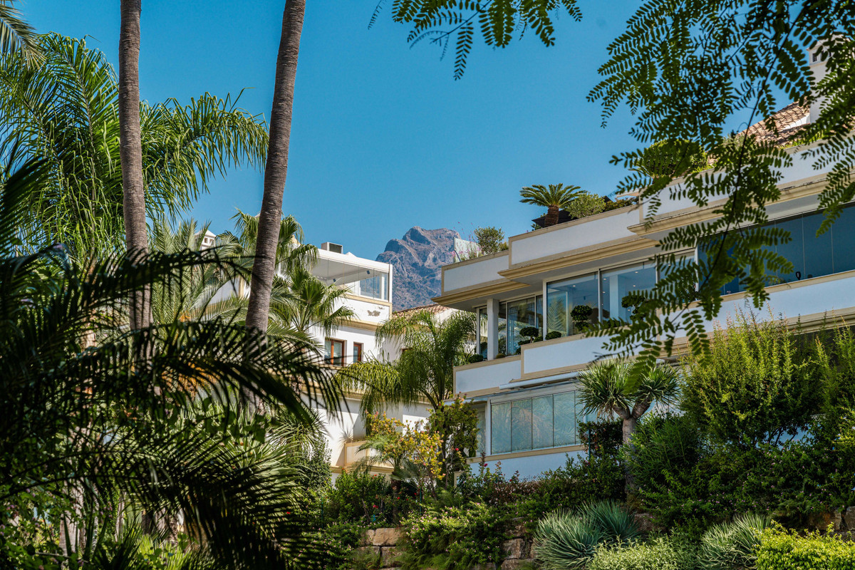 3 Bed Apartment for sale in The Golden Mile Costa Del Sol, Málaga, Spain