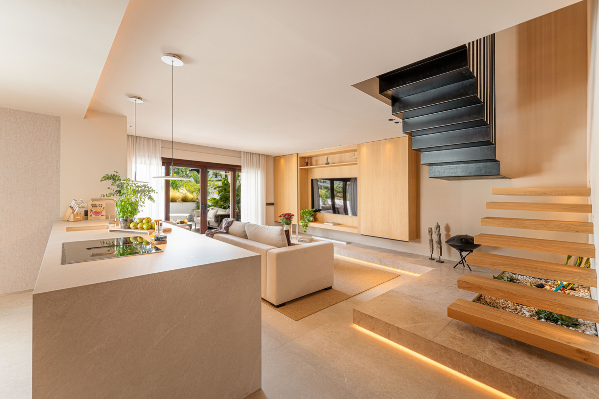 3 Bed Apartment for sale in The Golden Mile Costa Del Sol, Málaga, Spain