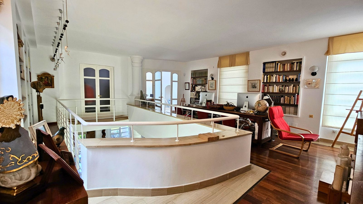 Se vende Villa - Chalet de 5 dormitorios en Costa Del Sol, Cadiz, España