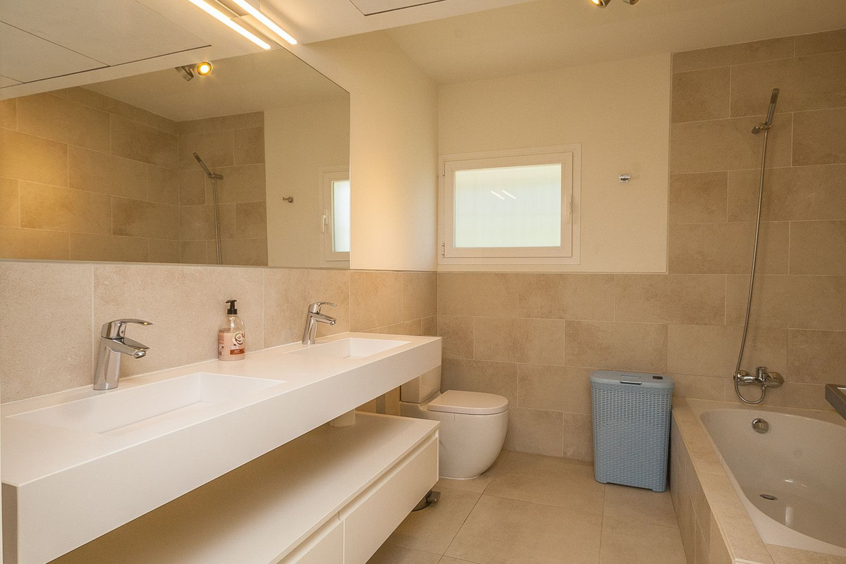 Se vende Villa - Chalet de 5 dormitorios en Costa Del Sol, Málaga, España