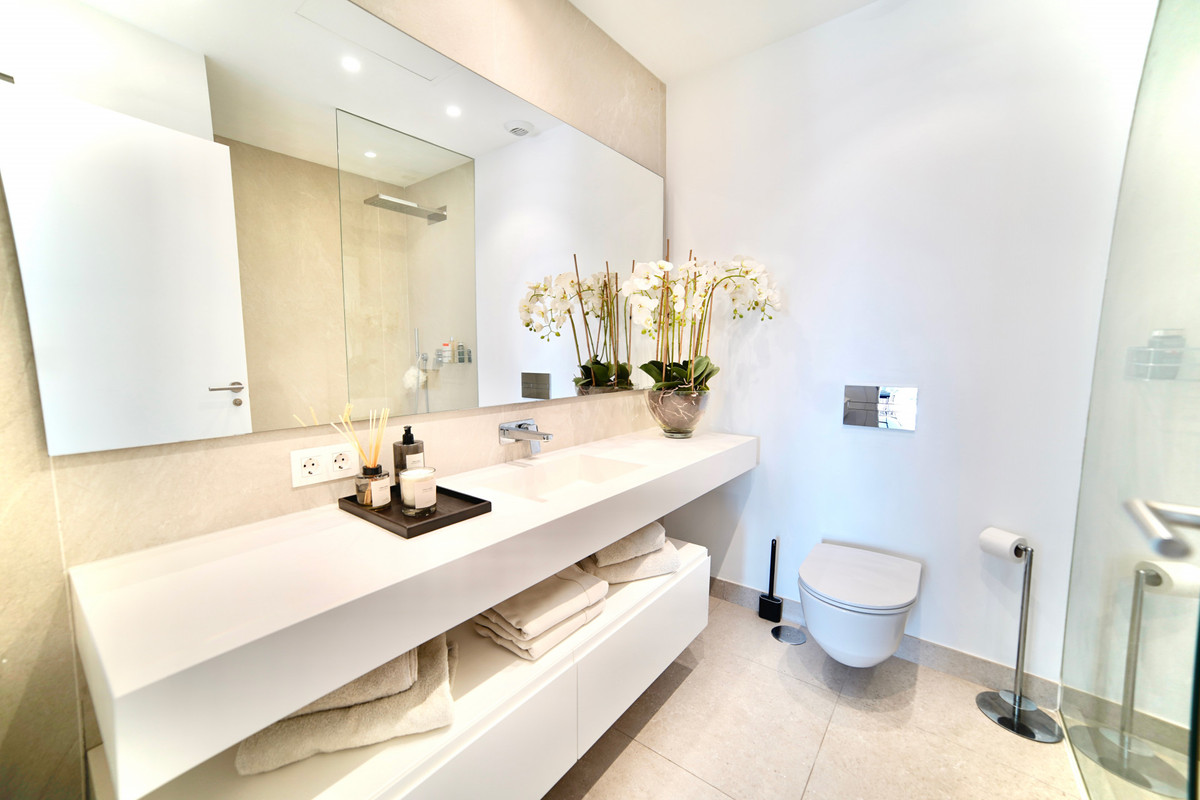 2 Bed Apartment for sale in La Quinta Costa Del Sol, Málaga, Spain