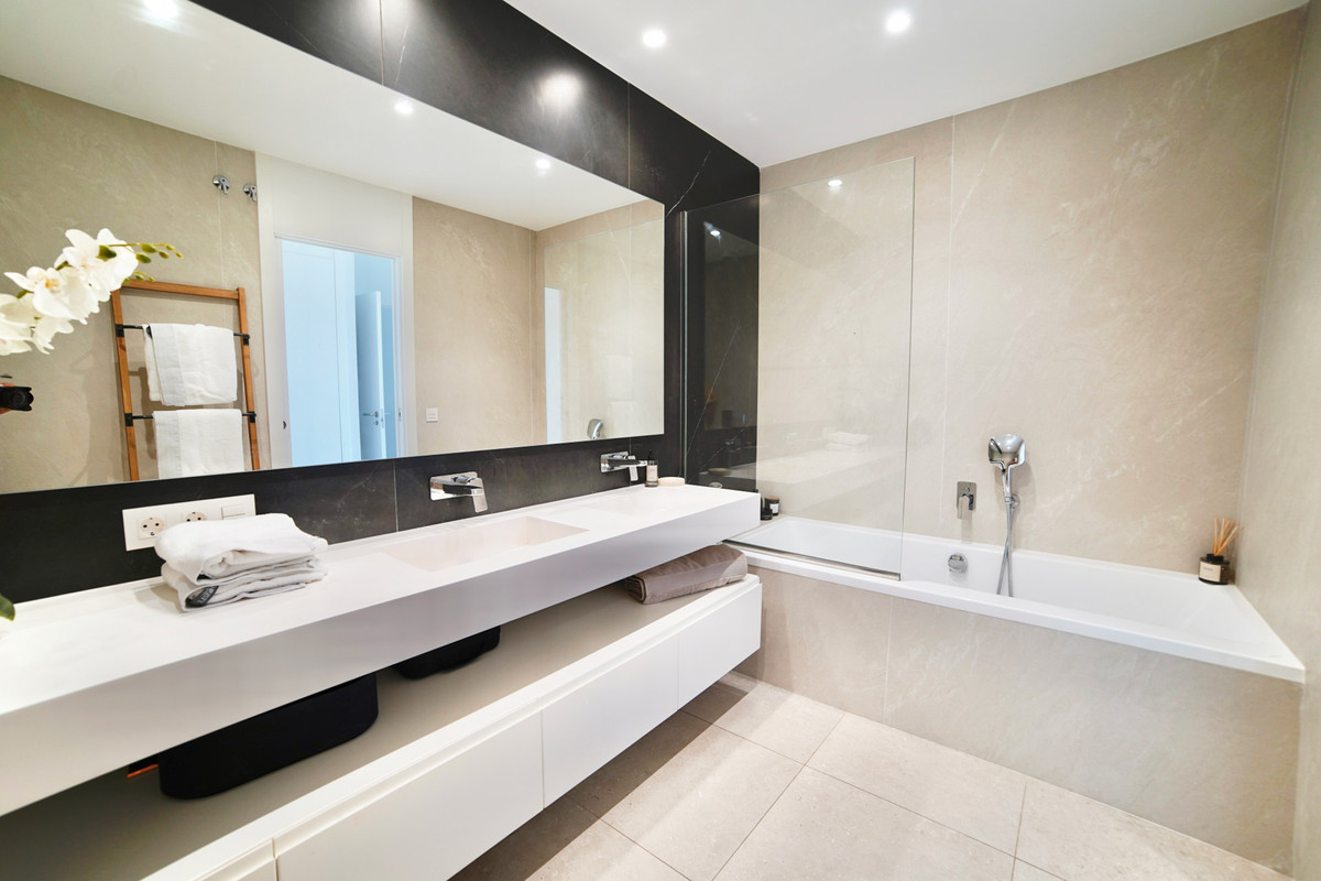 2 Bed Apartment for sale in La Quinta Costa Del Sol, Málaga, Spain