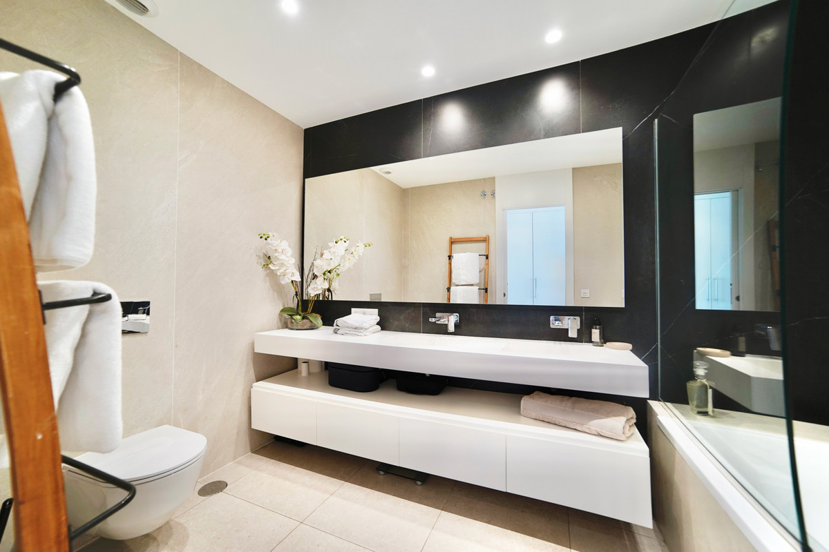 2 Bed Apartment for sale in La Quinta Costa Del Sol, Málaga, Spain