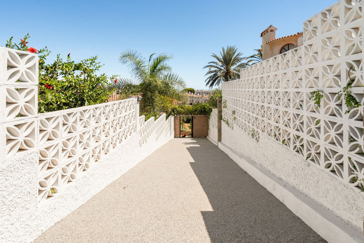 3 Bed Townhouse for sale in Torreblanca Costa Del Sol, Málaga, Spain