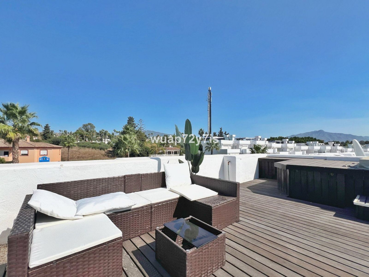 2 Bed Apartment for sale in El Paraiso Costa Del Sol, Málaga, Spain